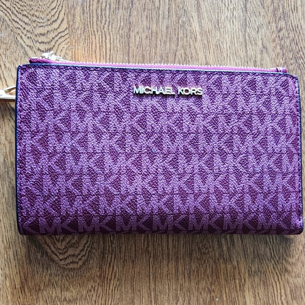 Michael kors wristlet